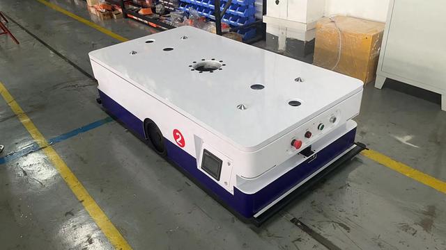 AGV 和 AMR，這兩者到底有啥區(qū)別？哪個(gè)更適合你的工廠？