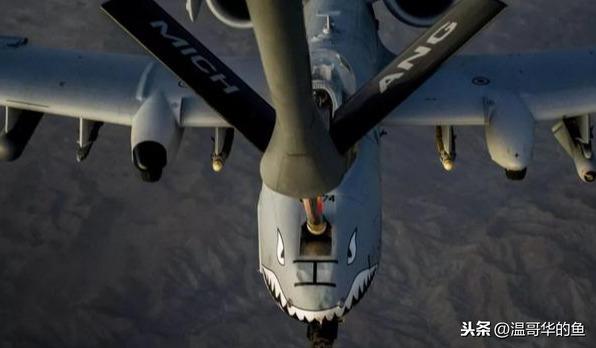 很多人好奇飛機(jī)在空中是怎么加油的，聊聊空中加油細(xì)節(jié)