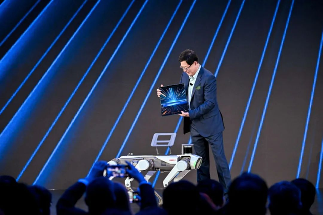 聯(lián)想生產(chǎn)下線首只六足機(jī)器人，正式邁入機(jī)器人智能制造領(lǐng)域