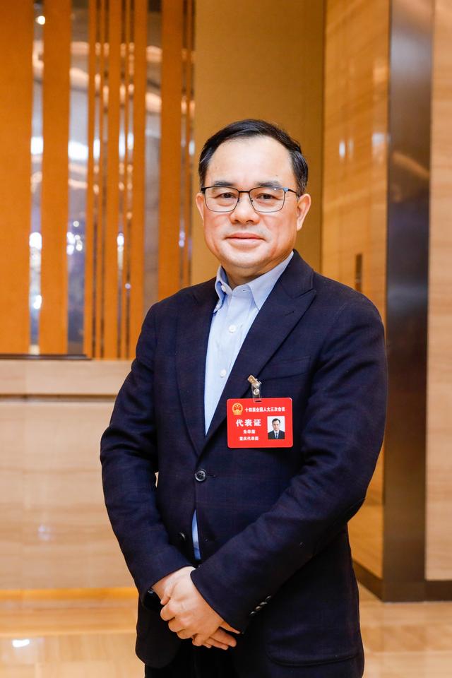 全國(guó)人大代表朱華榮：建議加快完善自動(dòng)駕駛標(biāo)準(zhǔn)和法規(guī)