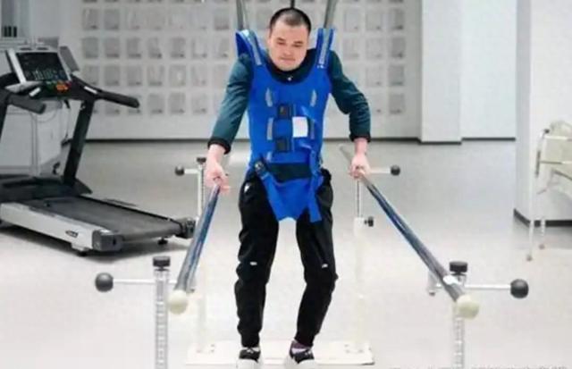 AI新技術(shù)讓截癱患者“動起來”，但專家稱距離“站立行走”還很遠