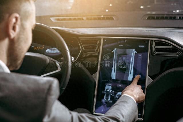 智能駕駛卷瘋了！華為、蔚來、小鵬自動駕駛實(shí)測PK，誰更強(qiáng)？