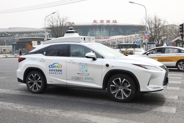 記者體驗(yàn)|自動(dòng)駕駛“出租車”開(kāi)進(jìn)三環(huán)內(nèi)，復(fù)雜路況也能駕輕就熟