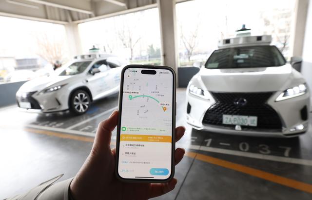 記者體驗|自動駕駛“出租車”開進三環(huán)內，復雜路況也能駕輕就熟