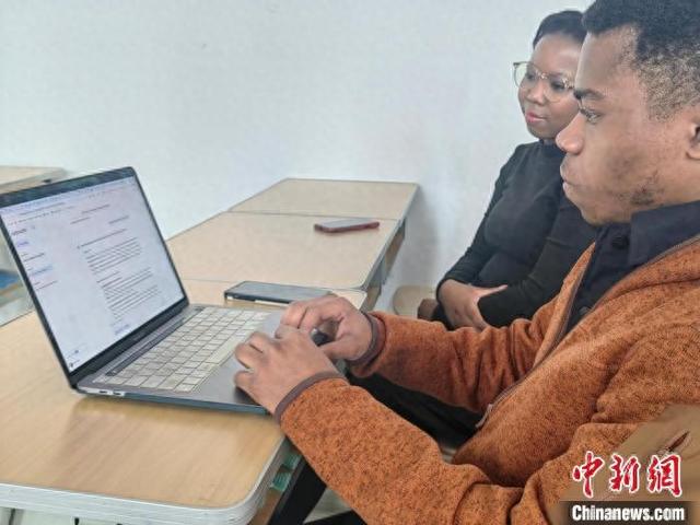 非洲留學(xué)生愛(ài)上中國(guó)AI：解決問(wèn)題的“萬(wàn)能鑰匙”?