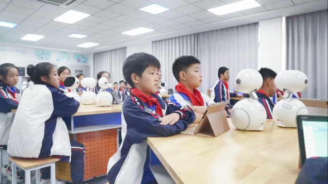 兩會定調“人工智能+”擴規(guī)模，中國企業(yè)如何跑出AI落地加速度？